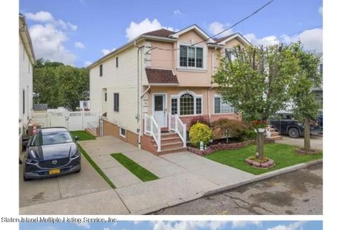 Photo of 43 Crabtree Avenue, Staten Island, NY 10309 (MLS # 1165950)