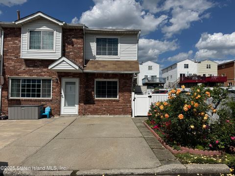 Photo of 61 Country Drive N, Staten Island, NY 10314 (MLS # 2502897)