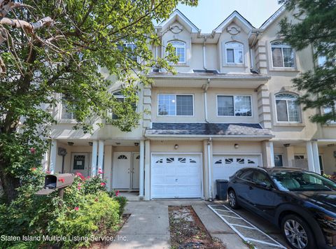 Photo of 28 Waterview Court, Staten Island, NY 10305 (MLS # 1163667)