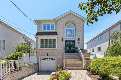 Photo of 448 Englewood Avenue, Staten Island, NY 10309 (MLS # 2403972)