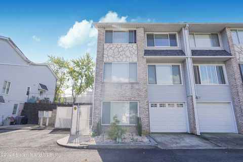 Photo of 20 Brandis Lane, Staten Island, NY 10312 (MLS # 2405652)