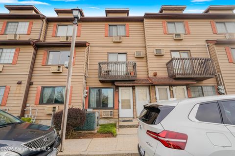 Photo of 72 Lamped Loop, Staten Island, NY 10314 (MLS # 2502183)