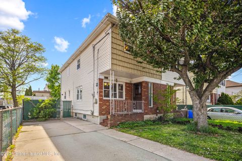 Photo of 248 Mallory Avenue, Staten Island, NY 10305 (MLS # 2602524)