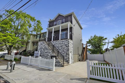 Photo of 612 Hunter Avenue, Staten Island, NY 10306 (MLS # 1162731)