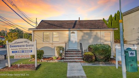 Photo of 290 Seguine Avenue, Staten Island, NY 10309 (MLS # 2405218)