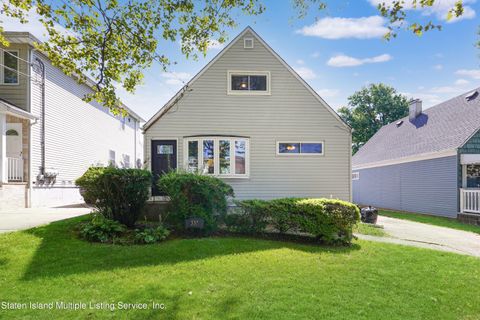 Photo of 337 Gansevoort Boulevard, Staten Island, NY 10314 (MLS # 1163475)