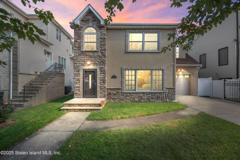 Photo of 667 Yetman Avenue, Staten Island, NY 10307 (MLS # 2506366)