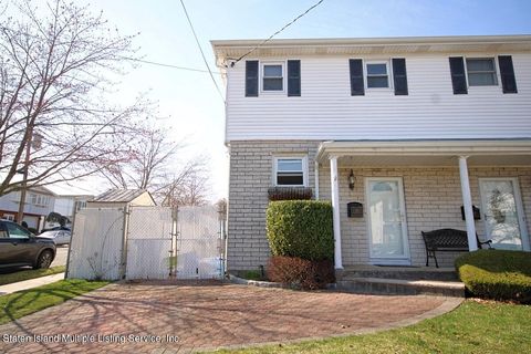 Photo of 78 Shadow Lane, Staten Island, NY 10306 (MLS # 2401417)