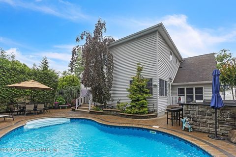 Photo of 117 Exeter Street, Staten Island, NY 10308 (MLS # 2503545)