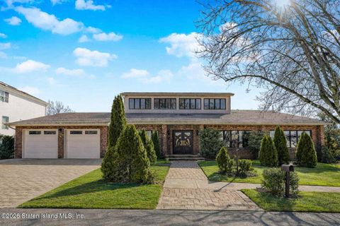 Photo of 370 Albourne Avenue, Staten Island, NY 10309 (MLS # 2602963)
