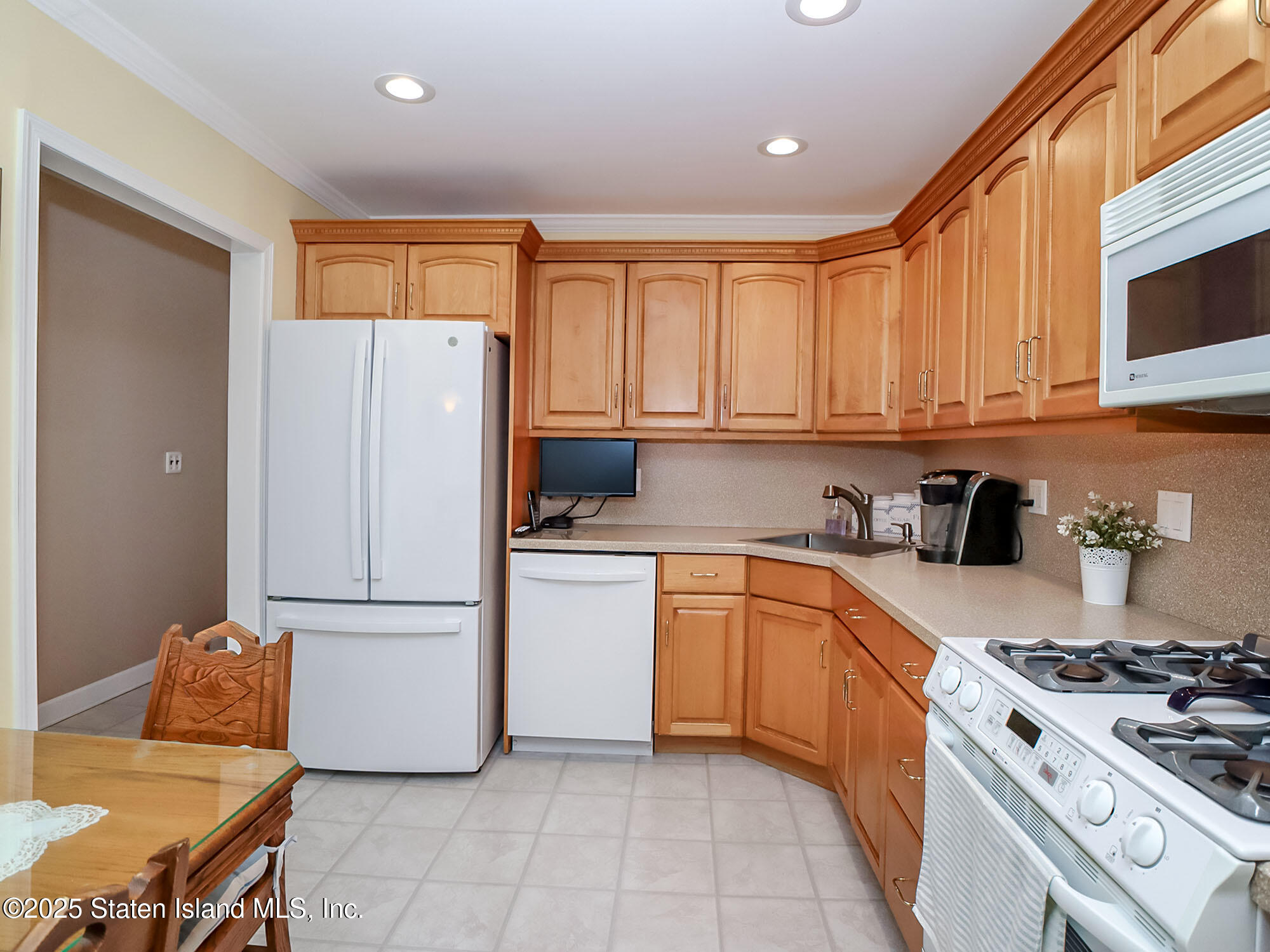 4 Russek Drive, Staten Island, New York image 4