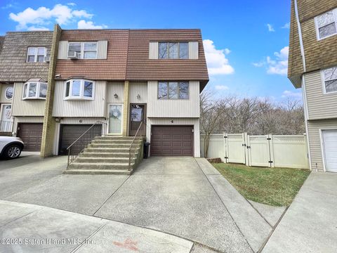 Photo of 4 Russek Drive, Staten Island, NY 10312 (MLS # 2501711)