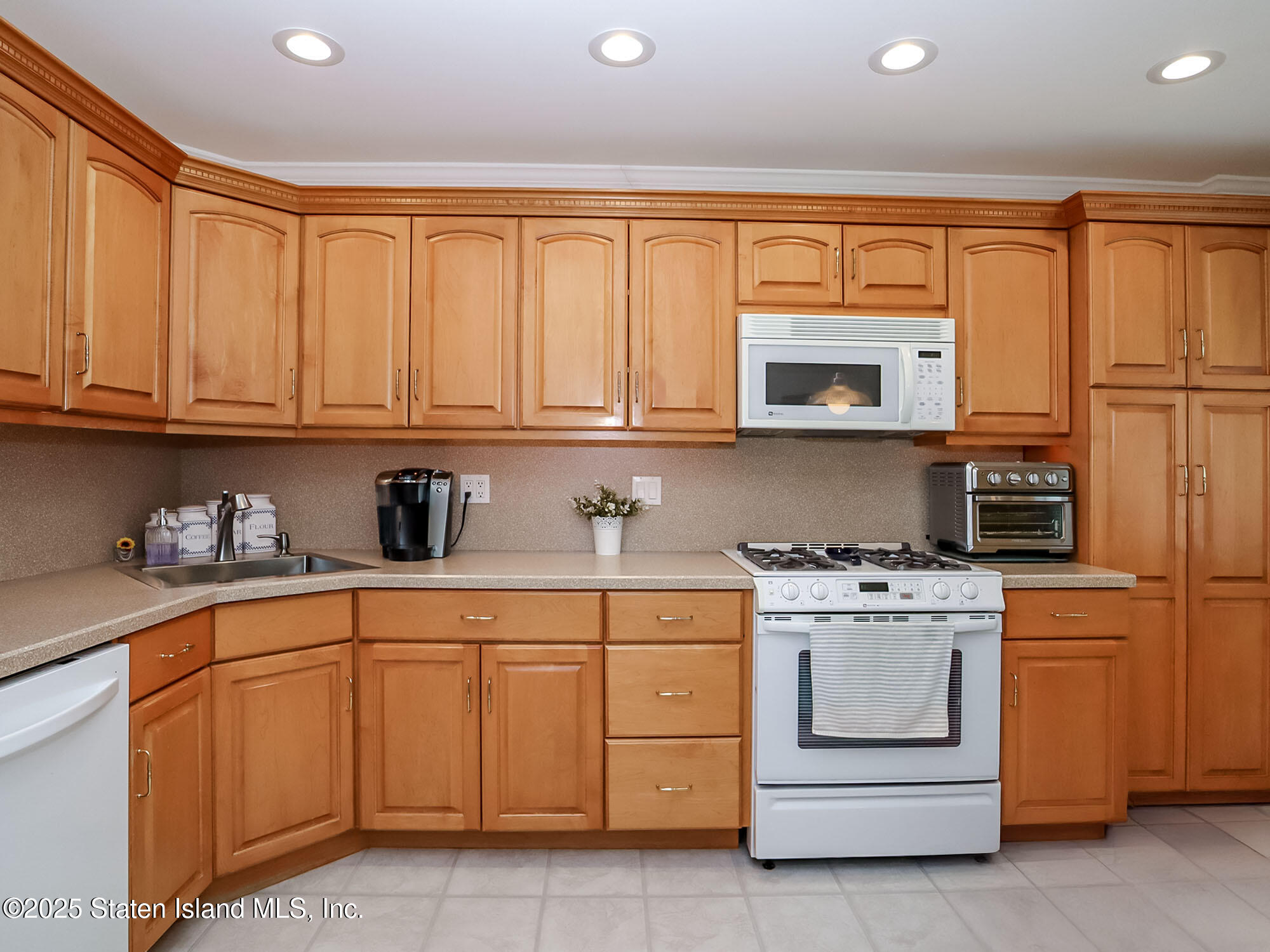 4 Russek Drive, Staten Island, New York image 5
