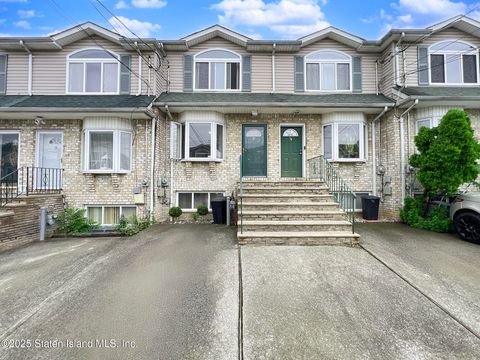 Photo of 72 Lyceum Court, Staten Island, NY 10310 (MLS # 2503068)