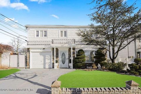 Photo of 387 Fanning Street, Staten Island, NY 10314 (MLS # 2500452)