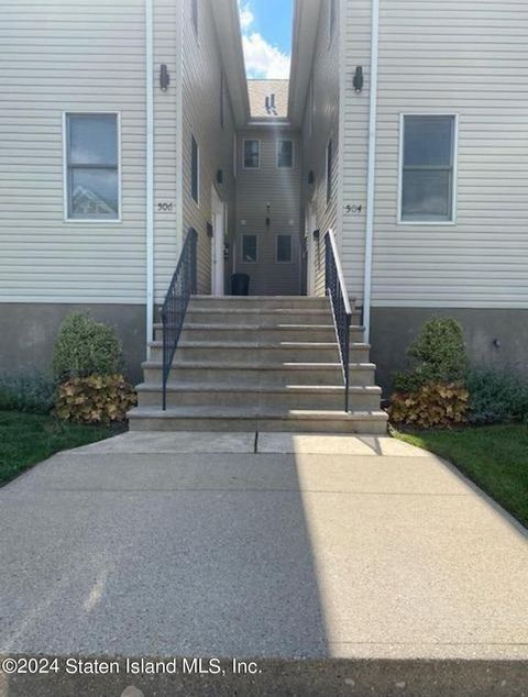 Photo of 504 Oakland Avenue, Staten Island, NY 10310 (MLS # 2404093)