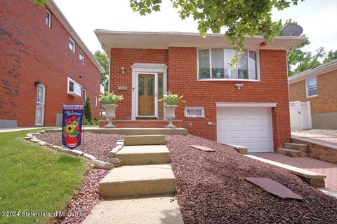 Photo of 166 Benedict Avenue, Staten Island, NY 10314 (MLS # 2403194)