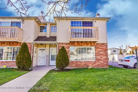 Photo of 266 Bruckner Avenue, Staten Island, NY 10303 (MLS # 1159829)