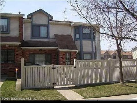 Photo of 46 Mcdivitt Avenue, Staten Island, NY 10314 (MLS # 2406894)