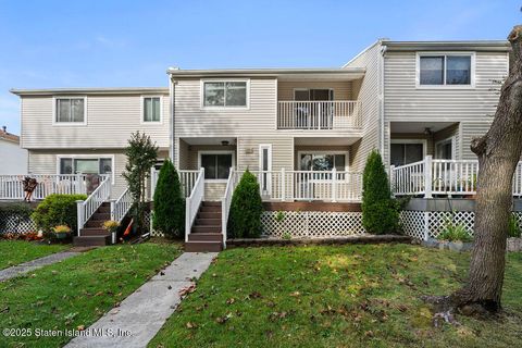 Photo of 423 Willow Road E 2 Rd, Staten Island, NY 10314 (MLS # 2506148)