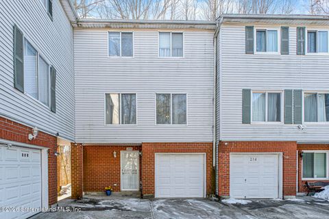 Photo of 212 Ilyssa Way, Staten Island, NY 10312 (MLS # 2600885)