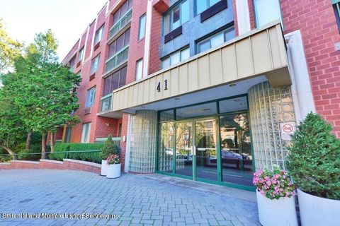 Photo of 41 Wellington Court #1j, Staten Island, NY 10314 (MLS # 2400214)