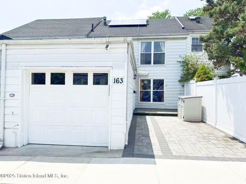 Photo of 163 Hampton Green Grn, Staten Island, NY 10312 (MLS # 2504069)