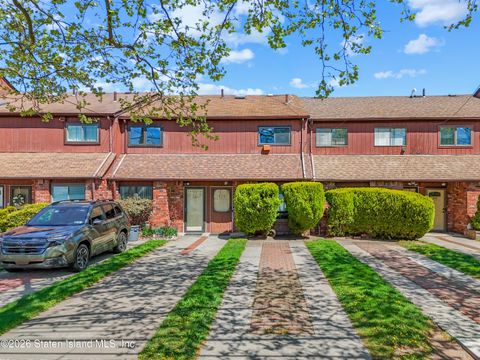 Photo of 979 W Fingerboard Road, Staten Island, NY 10304 (MLS # 2602178)