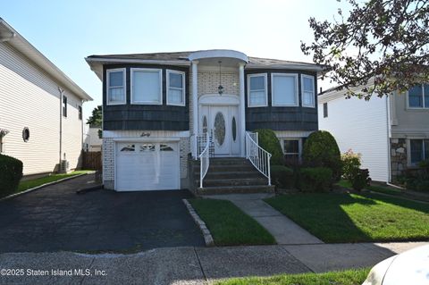 Photo of 60 Copley Street, Staten Island, NY 10314 (MLS # 2505610)