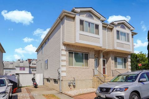 Photo of 17 Lott Lane, Staten Island, NY 10314 (MLS # 2405186)