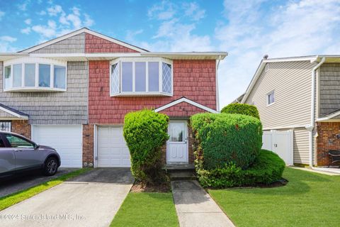 Photo of 462 Leverett Avenue, Staten Island, NY 10308 (MLS # 2403918)