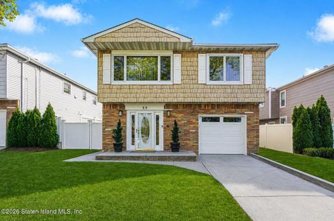 Photo of 88 W Cedarview Avenue, Staten Island, NY 10306 (MLS # 2602334)