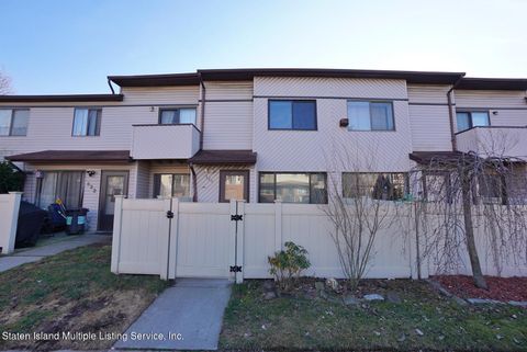 Photo of 524 Lisk Avenue, Staten Island, NY 10303 (MLS # 1160095)