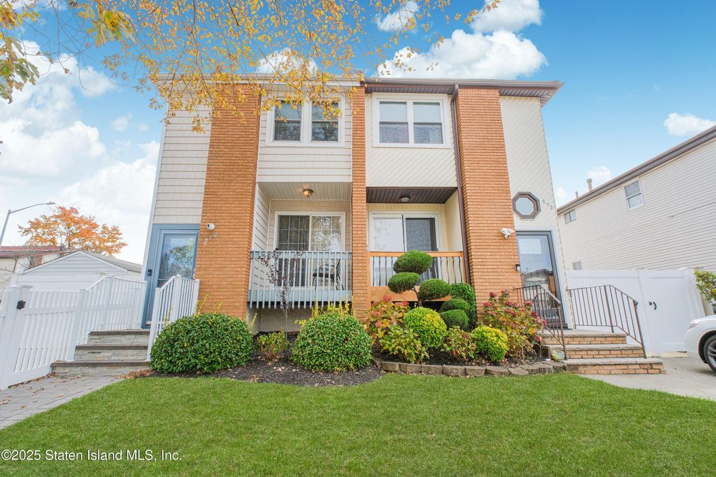 Photo of 270 Leverett Avenue, Staten Island, NY 10308 (MLS # 2506552)