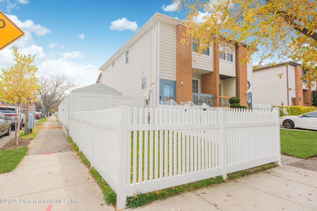 Photo of 270 Leverett Avenue, Staten Island, NY 10308 (MLS # 2506552)