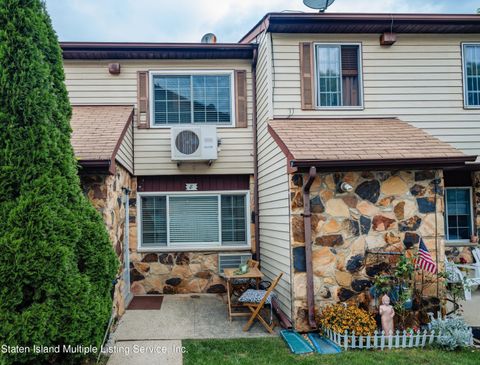 Photo of 8 Croft Court, Staten Island, NY 10306 (MLS # 1163901)