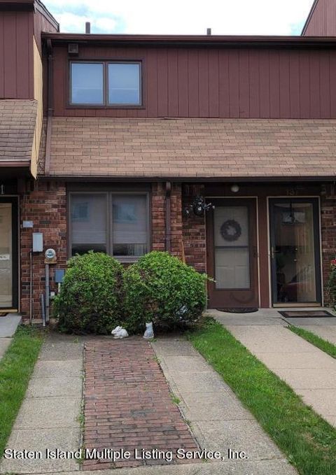 Photo of 39 Gateway Drive, Staten Island, NY 10304 (MLS # 1157407)