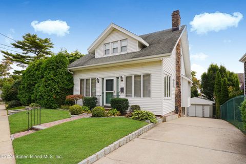 Photo of 98 Windermere Road, Staten Island, NY 10305 (MLS # 2405429)