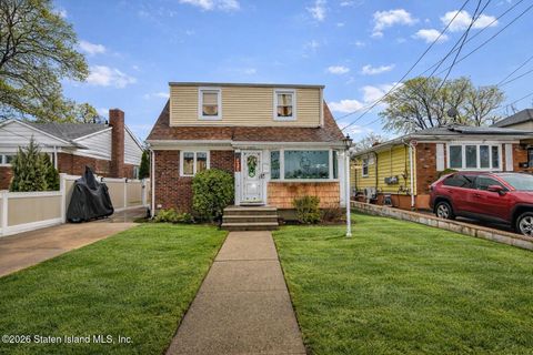Photo of 375 Stewart Avenue, Staten Island, NY 10314 (MLS # 2601014)