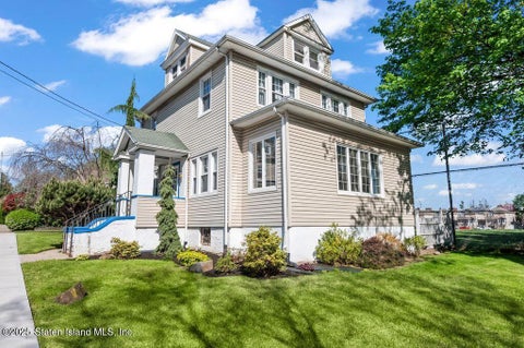 Photo of 29 Livingston Court, Staten Island, NY 10310 (MLS # 2502403)