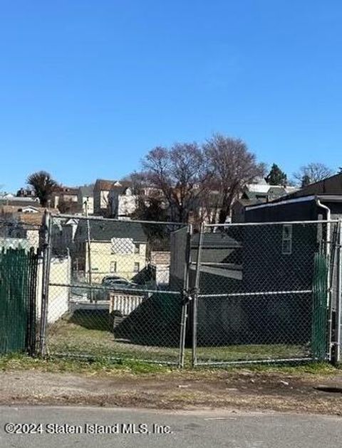 Photo of 295 York Avenue, Staten Island, NY 10301 (MLS # 2401125)