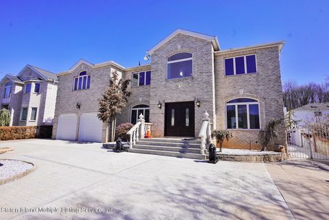 Photo of 451 Philip Avenue, Staten Island, NY 10312 (MLS # 1160920)