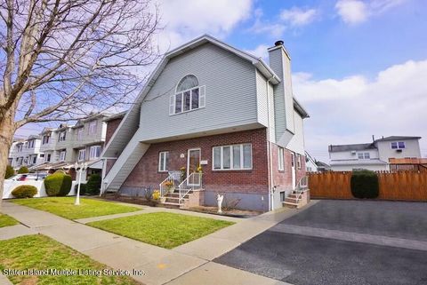 Photo of 234 Cuba Avenue, Staten Island, NY 10306 (MLS # 1160421)