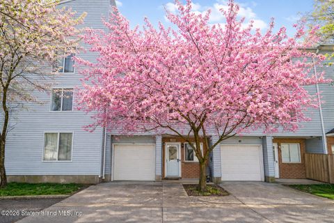 Photo of 650 Ilyssa Way, Staten Island, NY 10312 (MLS # 2602434)
