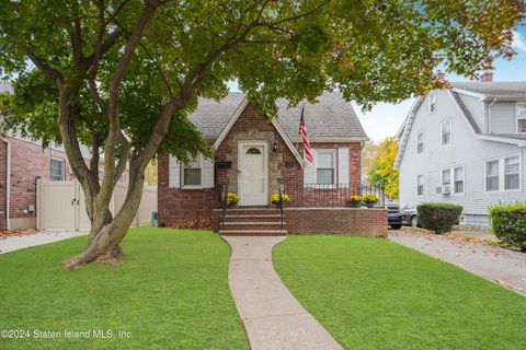 Photo of 201 Bryant Avenue, Staten Island, NY 10306 (MLS # 2406138)