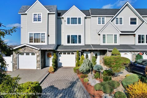 Photo of 74 Berglund Avenue, Staten Island, NY 10314 (MLS # 1162997)