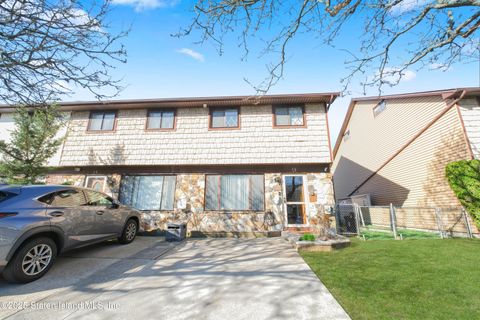 Photo of 9 Rolling Hill Green, Staten Island, NY 10312 (MLS # 2503293)