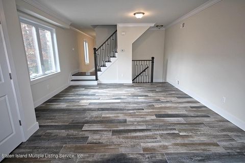 Photo of 100 Lenevar Avenue, Staten Island, NY 10309 (MLS # 1163774)