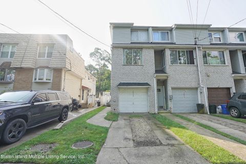 Photo of 1973 South Railroad Avenue, Staten Island, NY 10306 (MLS # 1163258)