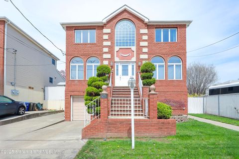 Photo of 5775 Hylan Boulevard, Staten Island, NY 10309 (MLS # 2600972)